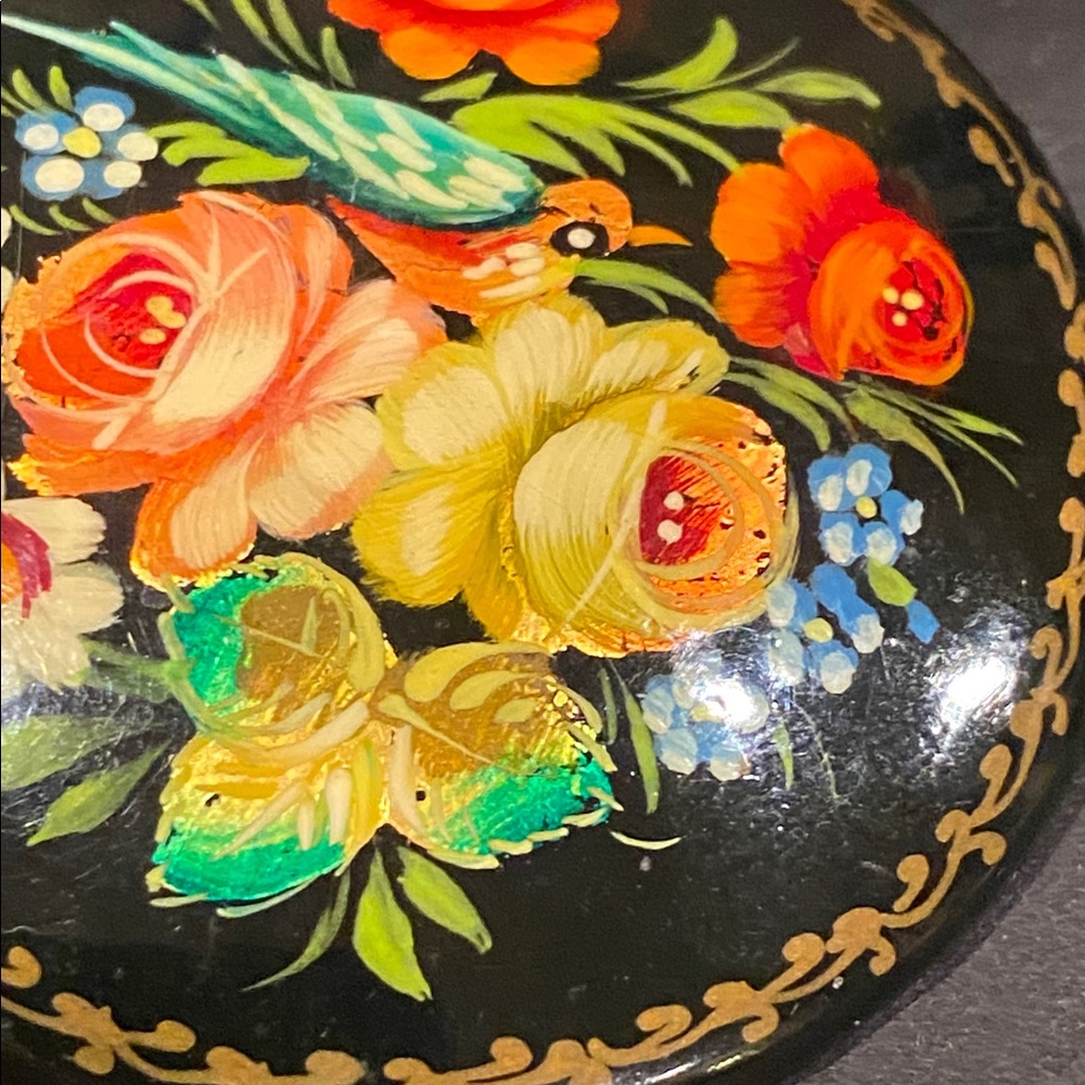 Signed Vintage Russian Hand-painted Floral Lacquer Brooch. - Picture 2 of 4